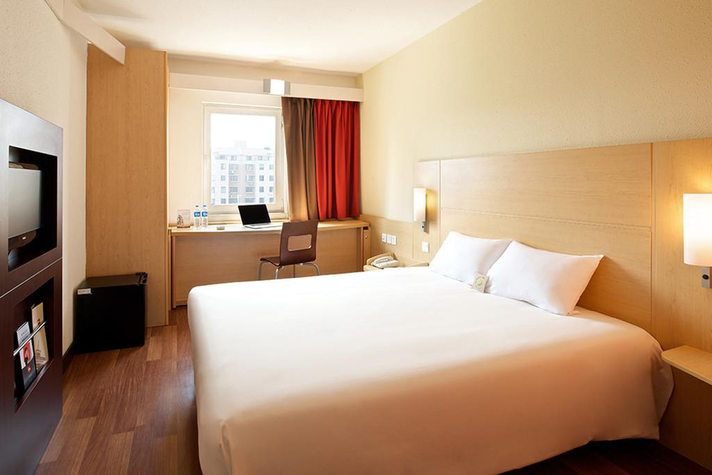 Ibis Ningbo Qianhu Plaza Hotel Exterior photo