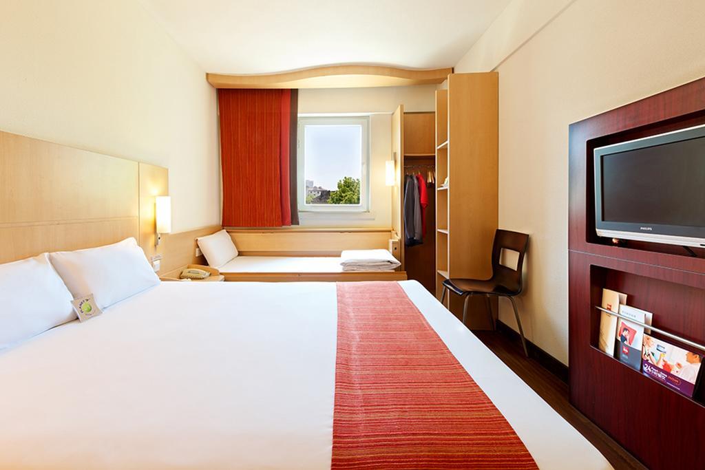Ibis Ningbo Qianhu Plaza Hotel Exterior photo