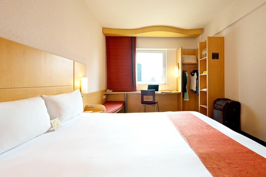 Ibis Ningbo Qianhu Plaza Hotel Exterior photo