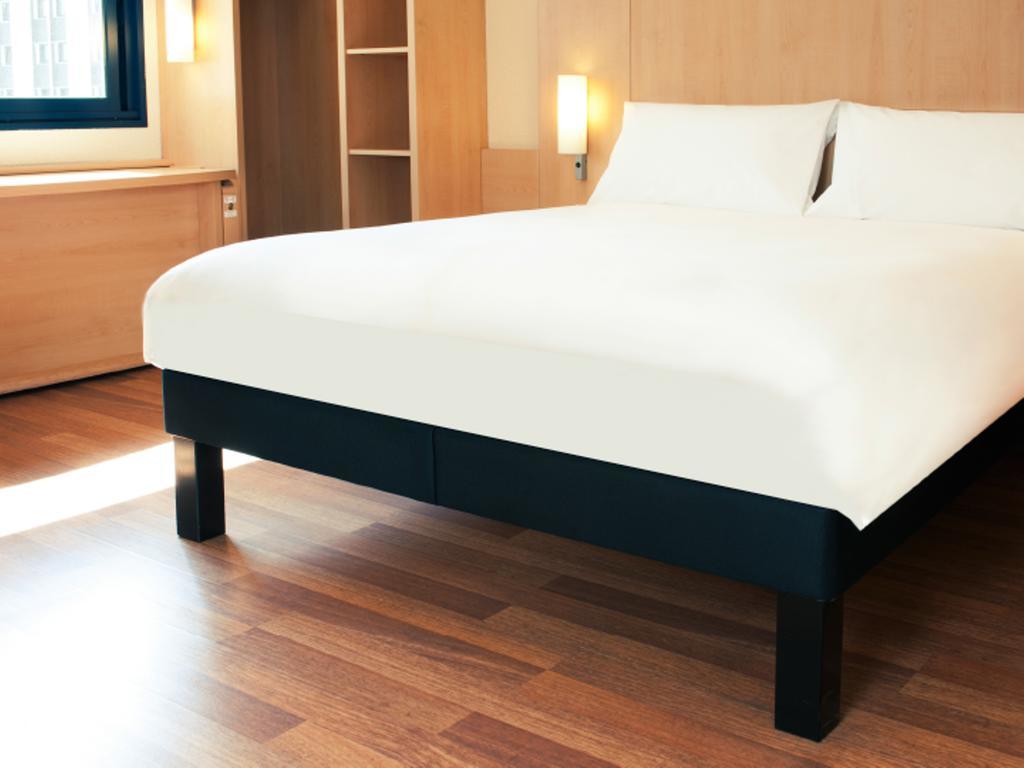 Ibis Ningbo Qianhu Plaza Hotel Exterior photo