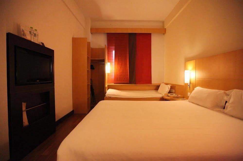 Ibis Ningbo Qianhu Plaza Hotel Exterior photo