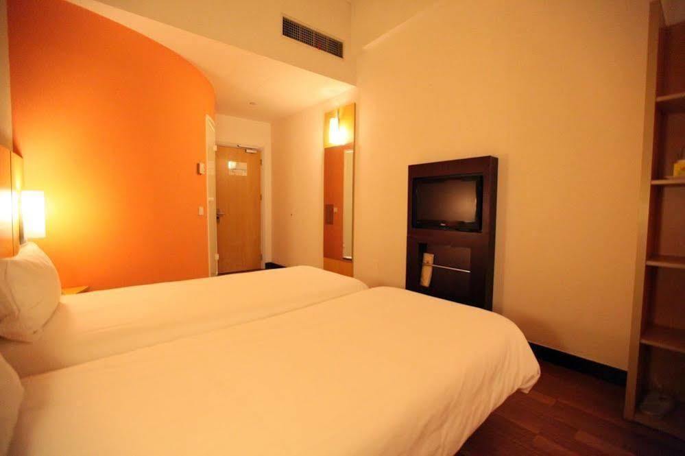 Ibis Ningbo Qianhu Plaza Hotel Exterior photo