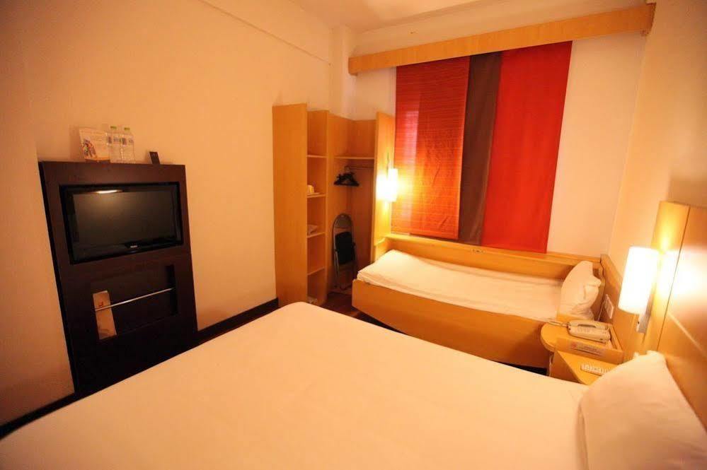 Ibis Ningbo Qianhu Plaza Hotel Exterior photo